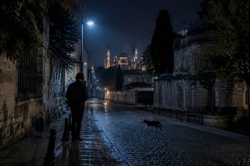 Free Tour: Night Walk through the Old City of Sultanahmet (headphones included)
