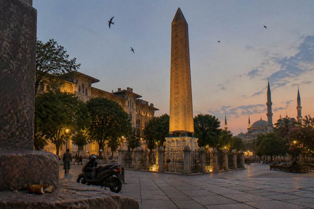 Evening meeting point on At Meydani Caddesi with the illuminated obelisk in the Hippodrome